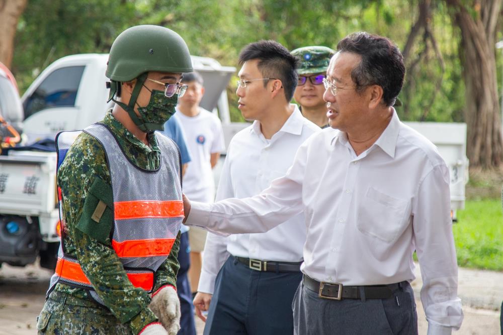 顧部長親切詢問官兵家庭狀況及生活情形。（軍聞社記者莊家宏攝）