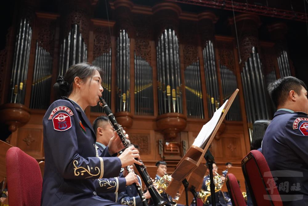 軍樂隊精彩的演奏，充分展現空軍健兒允文允武的藝文軟實力。（軍聞社記者吳冠萱攝）