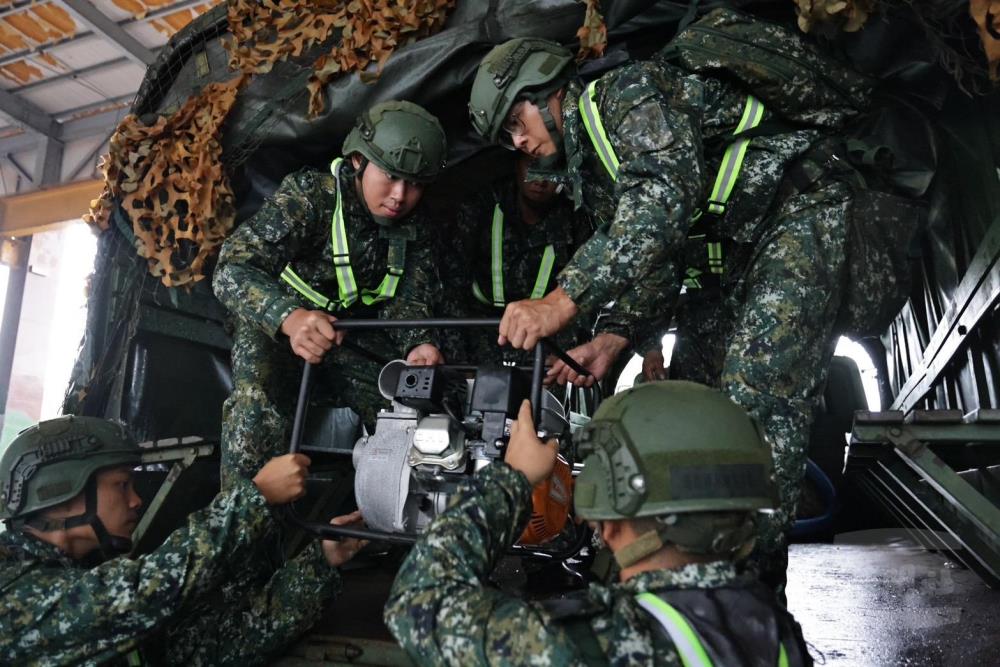 官兵將抽水機等機具上車，為災防任務作好萬全準備。（青年日報記者謝承宏攝）