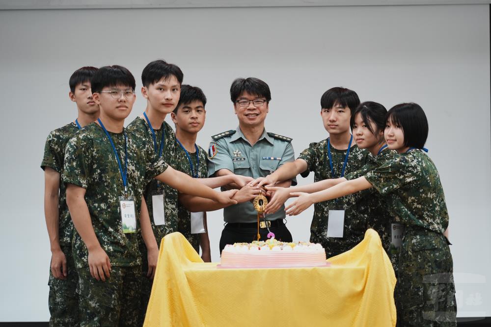 副院長李上校於慶生餐會與當月壽星一同切蛋糕。（軍聞社記者陳彥樺攝）