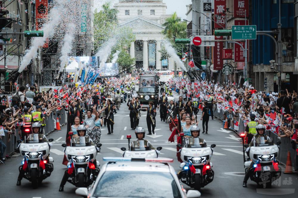 【影】巴黎奧運代表團為國爭光　國人熱情歡迎奧運英雄