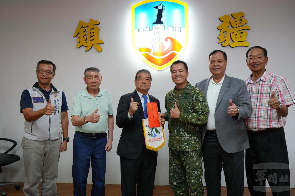 新竹市進出口公會理事長彭文瑞率敬軍團前往澎湖敬軍慰問。（新竹縣市軍人服務站提供）