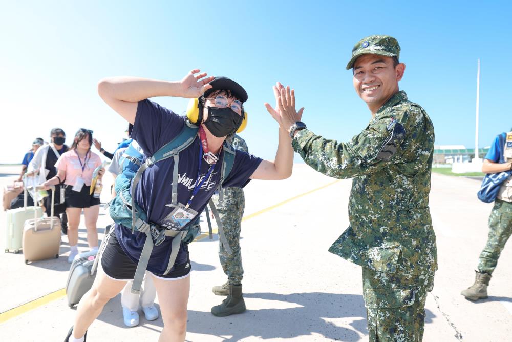 澎防部政戰主任許上校率官兵代表熱情迎接暑戰營學生到來。（軍聞社記者周昇煒攝）