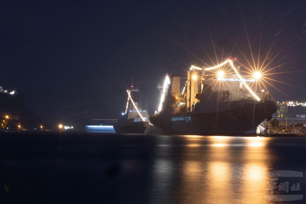 海軍113年敦睦遠航訓練支隊於夜間點燈。（青年日報記者李德威攝）