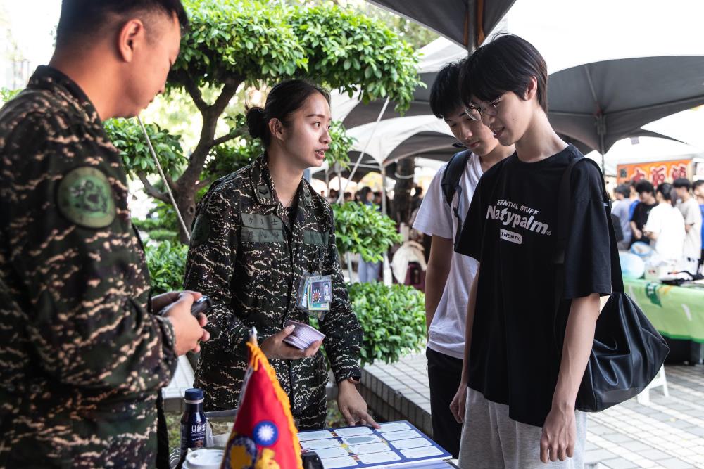 海軍陸戰隊設置招募攤位與學生們互動。（軍聞社記者周力行攝）