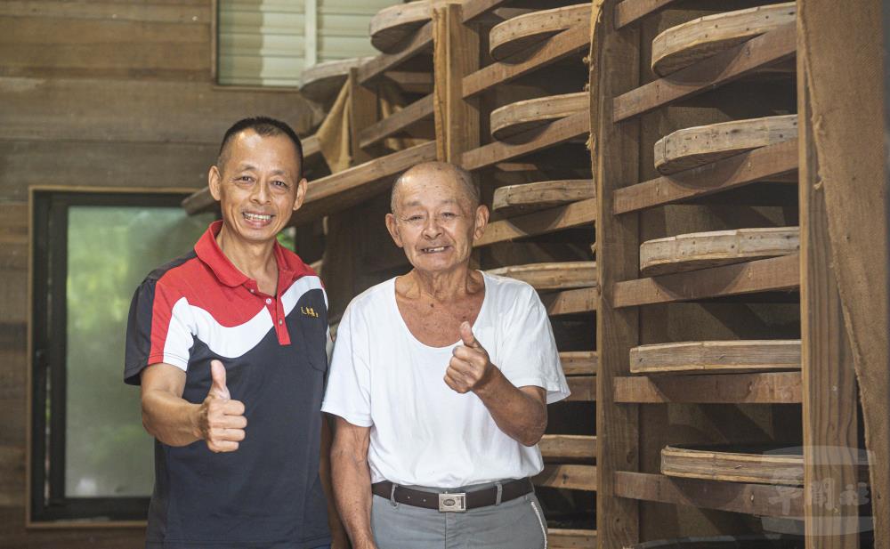 傅宏彥(左)承接父親釀造醬油的技術，擦亮金字招牌。（軍聞社記者陳軍均攝）