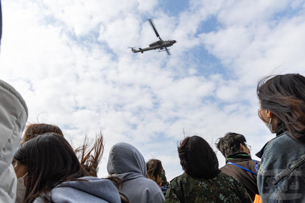 學生觀摩AH-1W直升機進場機檢修後試飛。（軍聞社記者黃劭恩攝）