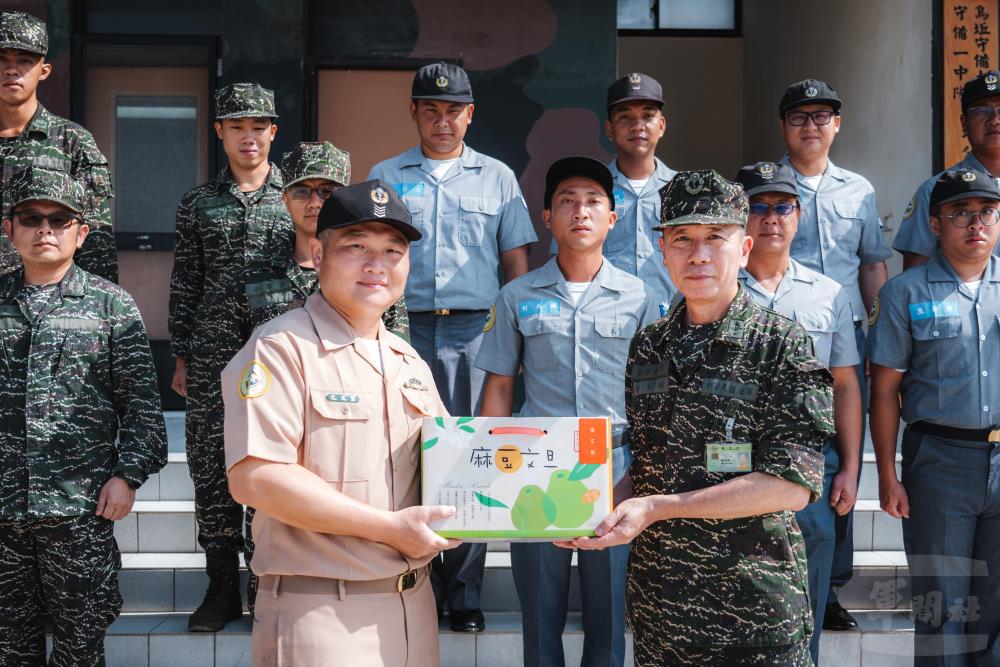 梅總長贈送島上官兵文旦禮盒，預祝大家中秋佳節快樂。（軍聞社記者陳彥樺攝）