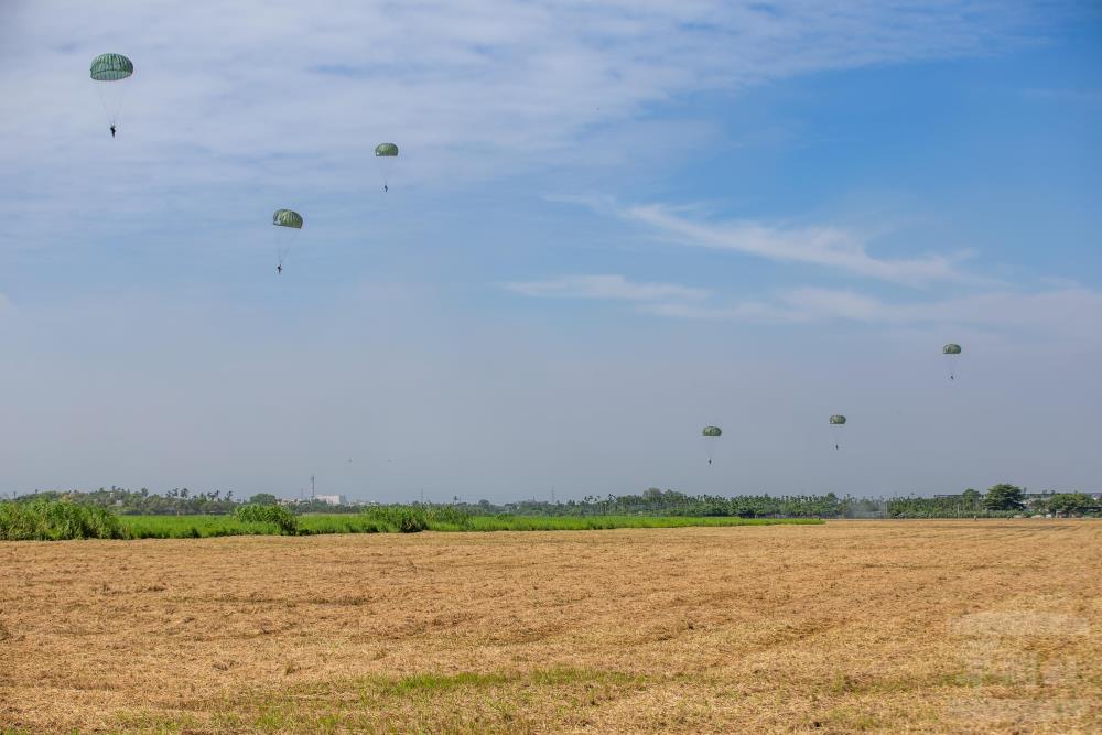 陸軍空降訓練中心「特種地形跳傘訓練班」，實施MC-1B鐵漢裝徒手跳傘訓練。（軍聞社記者莊家宏攝）