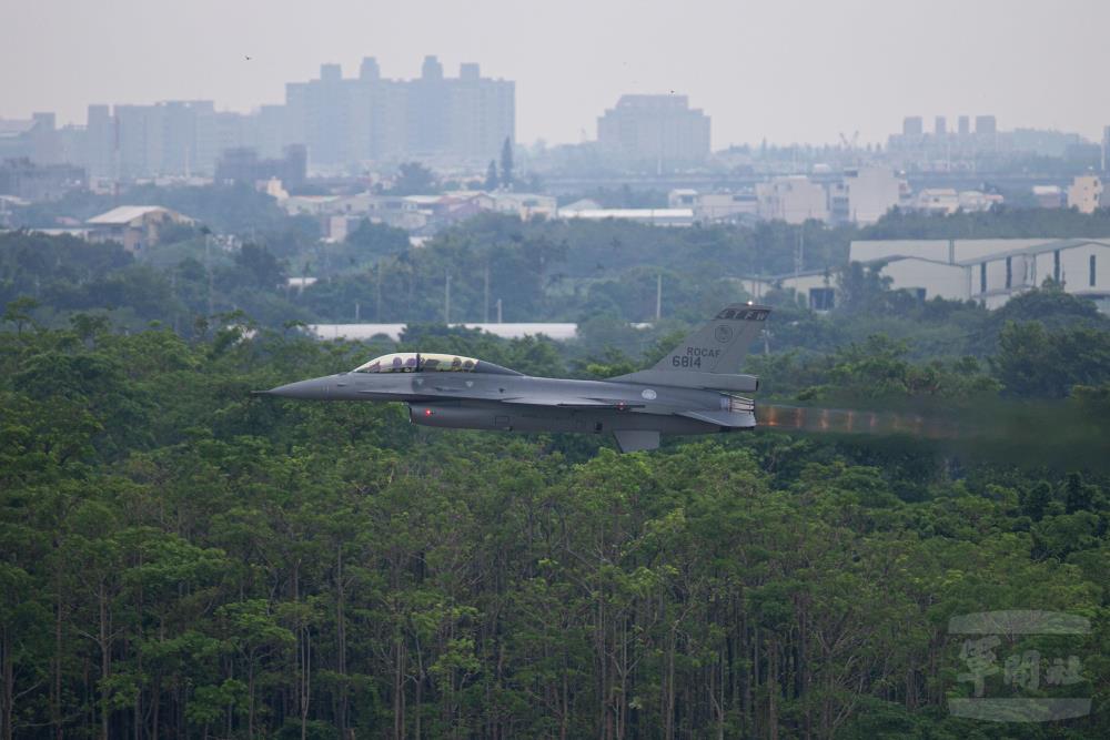 F-16V戰機起飛。（軍聞社記者卓以立攝）