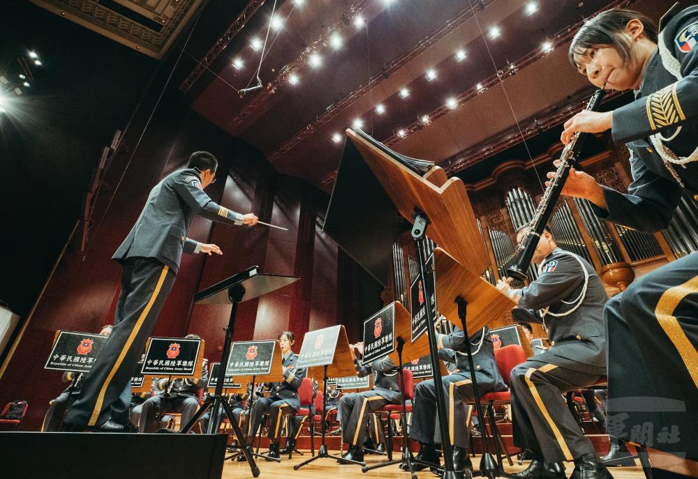 陸軍司令部3日在臺北國家音樂廳舉辦大漢天聲音樂會。（軍聞社記者陳軍均攝）