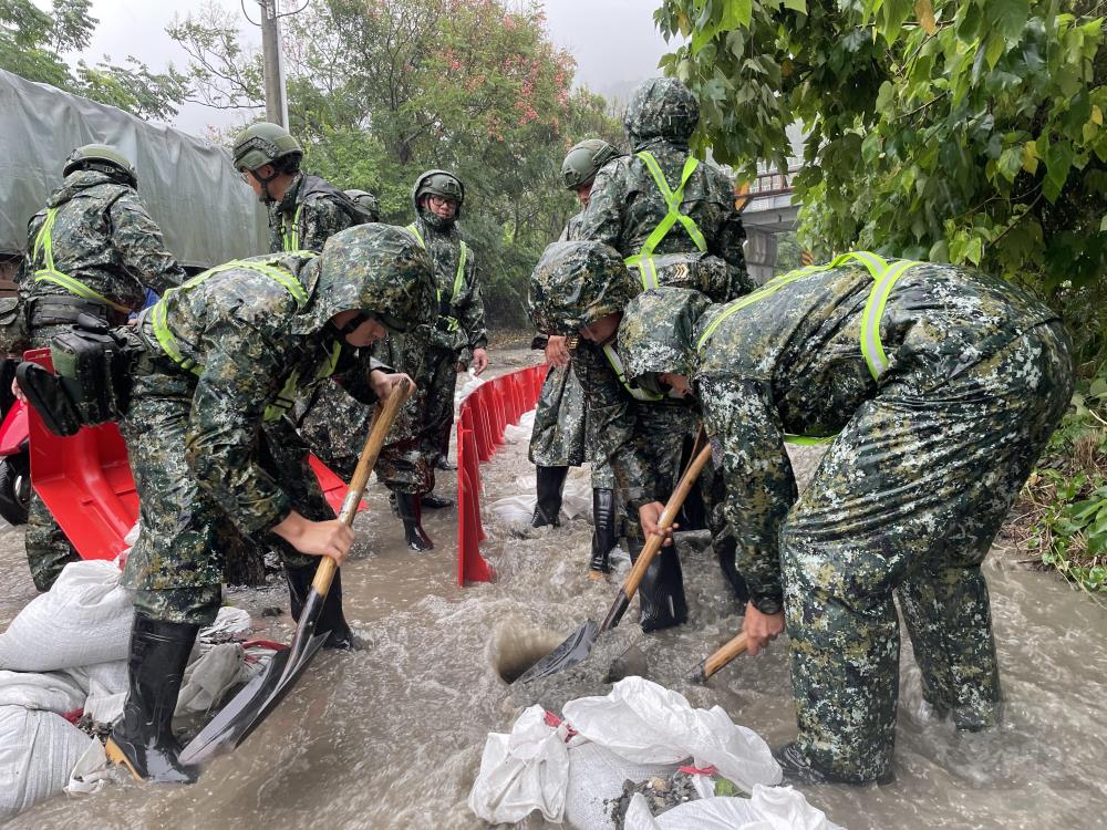 官兵協助引水導流。（第二作戰區提供）