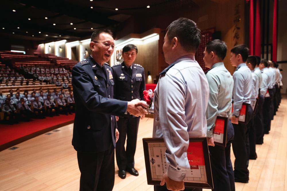 劉司令頒獎表揚各類楷模，以及各類型競賽優勝個人與單位。（軍聞社記者林庭暉攝）