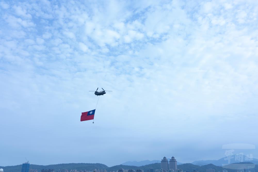 巨幅國旗在空軍松山基地展開。（軍聞社實習記者方元鴻攝）