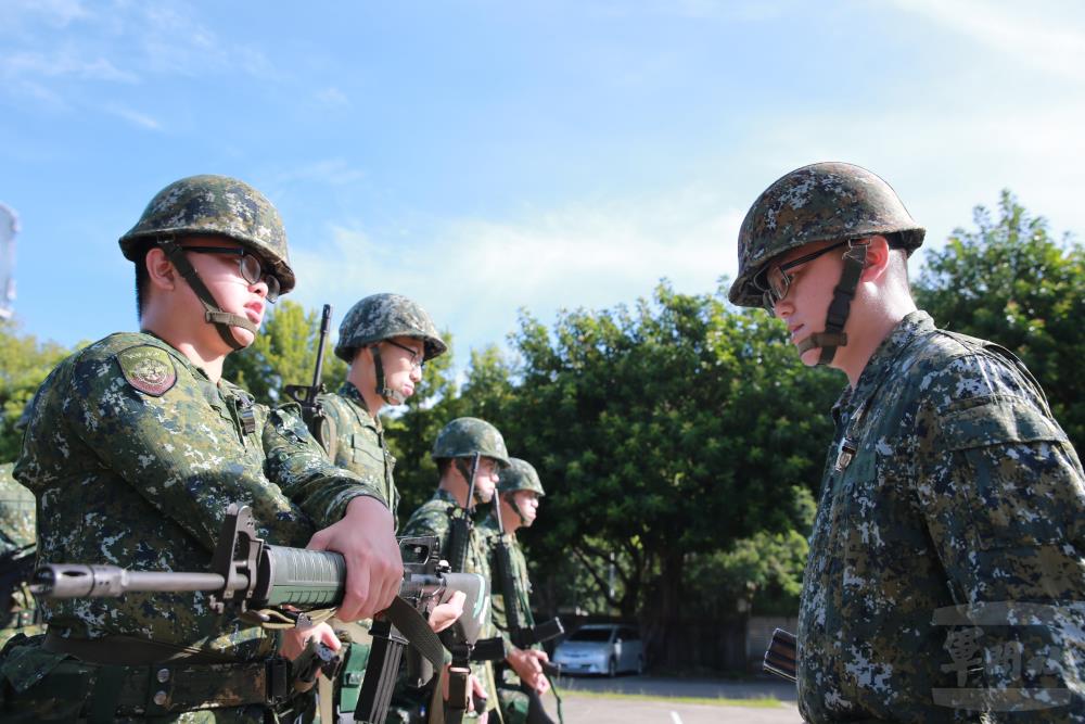 官兵接獲命令後，迅速集合實施戰備檢查。（軍聞社記者李忠軒攝）