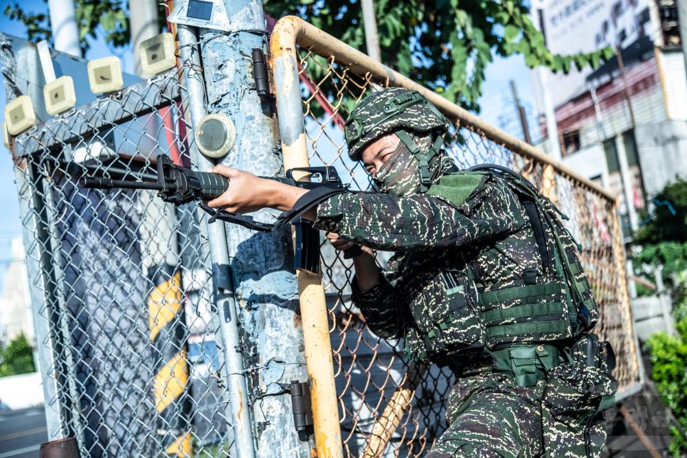 在海軍陸戰隊戒護下，完成射控指管車放列。（軍聞社記者王茗生攝）