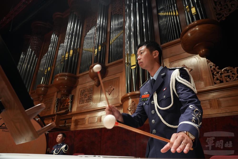 軍樂隊精彩的演奏，展現空軍「筧橋燃薪火，精神永不滅」的筧橋精神。（軍聞社記者吳冠萱攝）