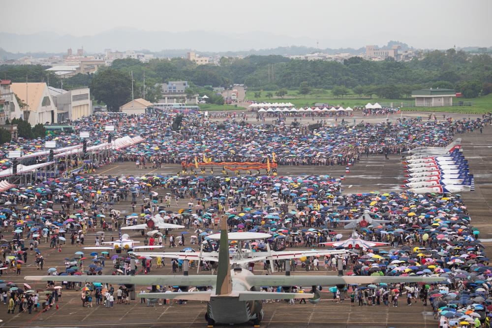 空軍嘉義基地營區開放活動10日登場，天空雖然下著雨，但是民眾熱情不減。（軍聞社記者卓以立攝）