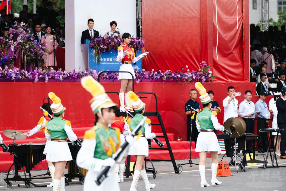 北一女中樂儀旗隊於序幕暖場階段表演。（軍聞社記者林庭暉攝）