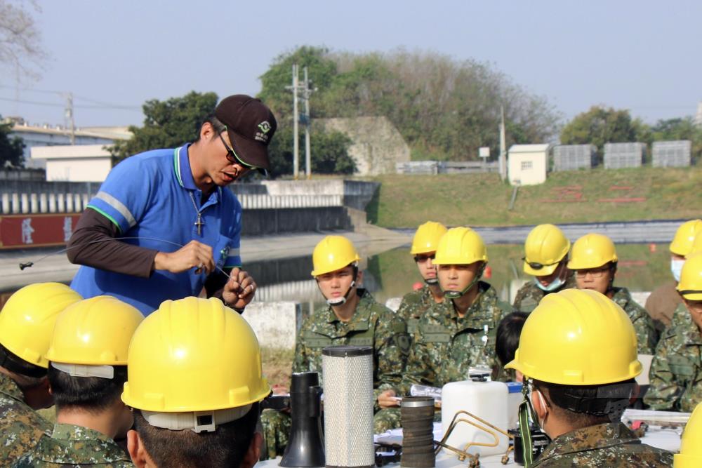 陸軍52工兵群與中華民國技能發展協會合作開設「重機械操作－挖掘機證照班」，希望提升官兵專業職能，強化作戰及災害防救效能。（陸軍第十軍團提供）