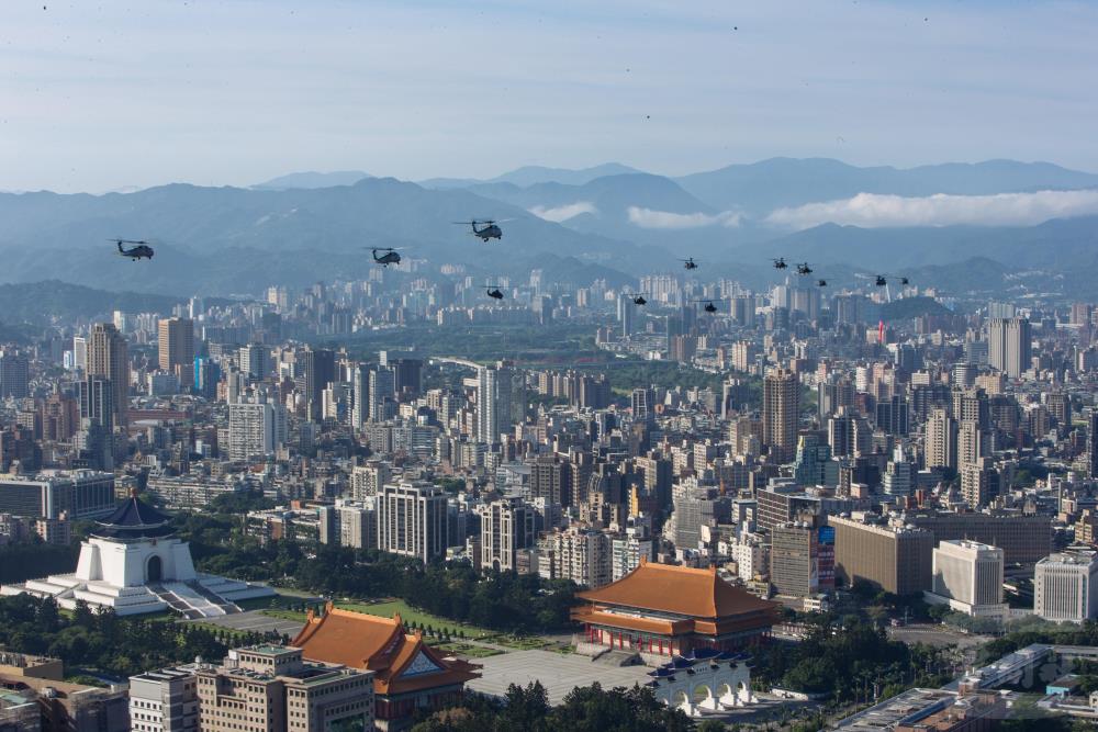 直升機隊通過臺北市上空。（軍聞社記者呂尚俞攝）