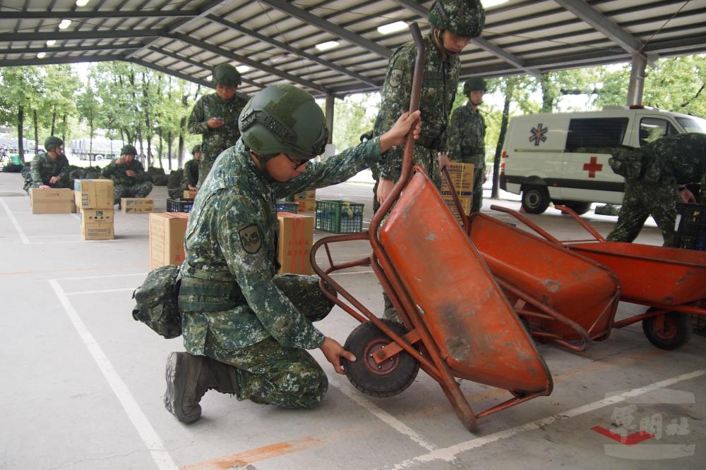 153旅官兵檢整災防裝備。（國軍第三作戰區提供）