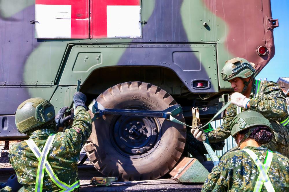 陸軍機步第234旅執行「鐵運裝載」移防作業。（陸軍第十軍團提供）