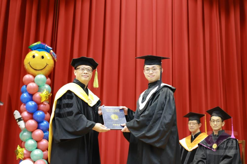 管理學院林院長頒贈畢業證書。（管理學院提供）