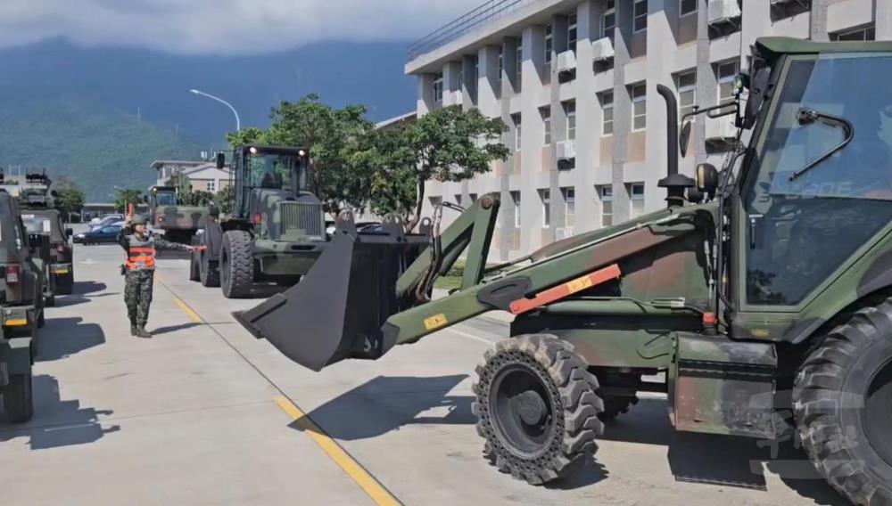國軍第二作戰區完成車輛整備待命執行災害防救任務。（取自中華民國陸軍臉書）