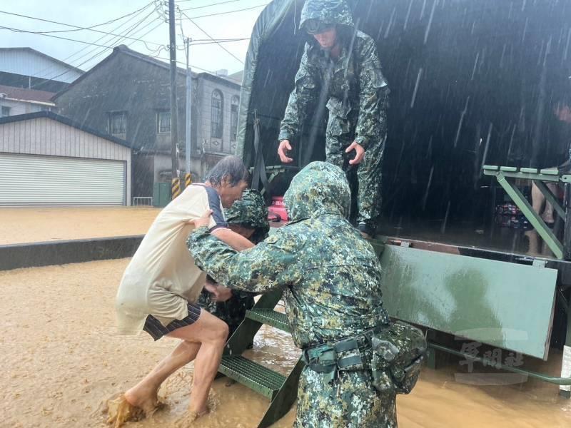 43砲官兵協助高雄旗山區居民撤離。（第四作戰區提供）