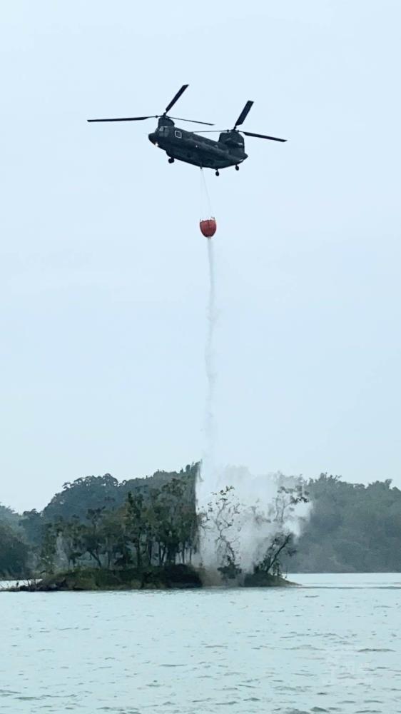 陸軍飛訓部空運作戰隊日前派遣CH-47直升機實施森林滅火水袋吊掛前置訓練。（陸軍飛訓部提供）