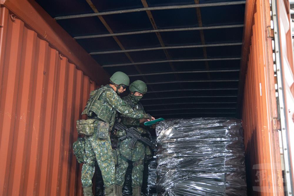 陸軍五支部彈藥庫與作戰部隊交接彈藥。（軍聞社記者卓以立攝）