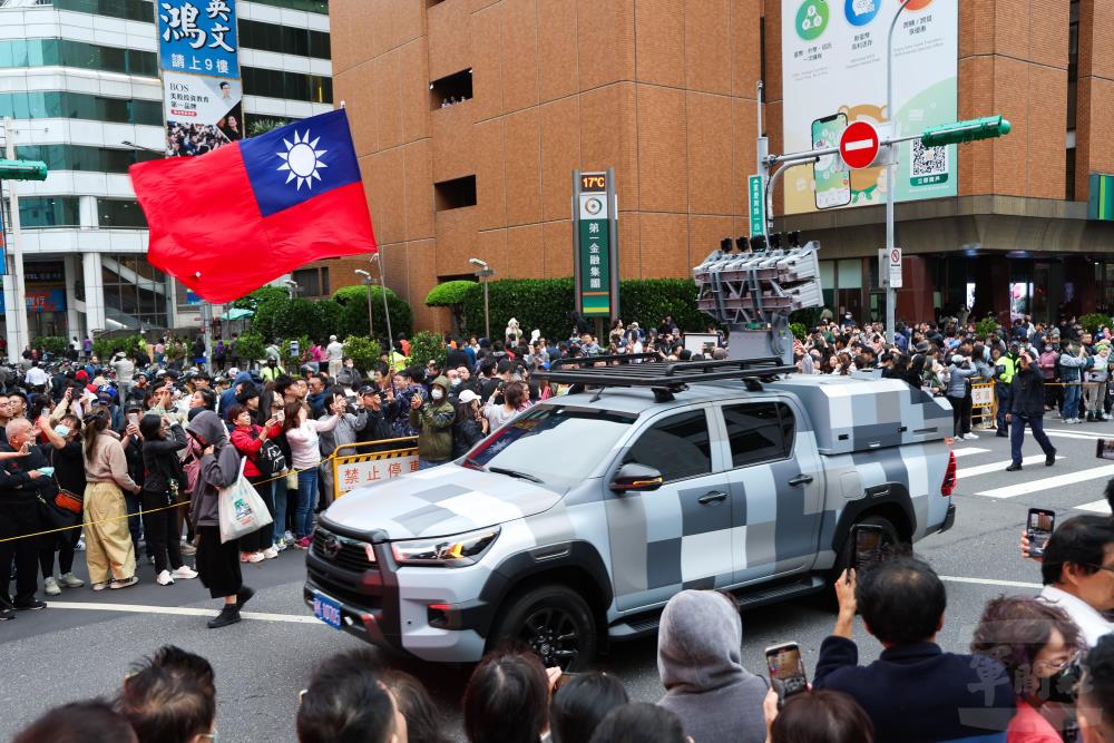 國軍心戰喊話車沿途播放應援曲，慶祝中華隊奪冠。（軍聞社記者莊家豪攝）
