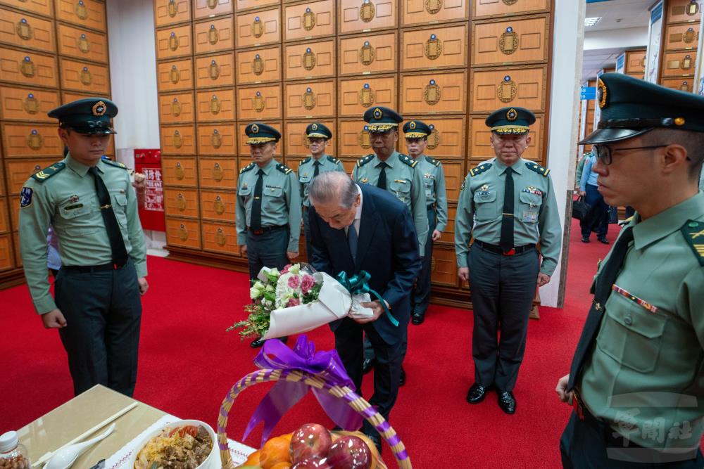 李理事長一行向故參謀總長沈一鳴一級上將牌位行禮致敬。（軍聞社記者吳東昇攝）