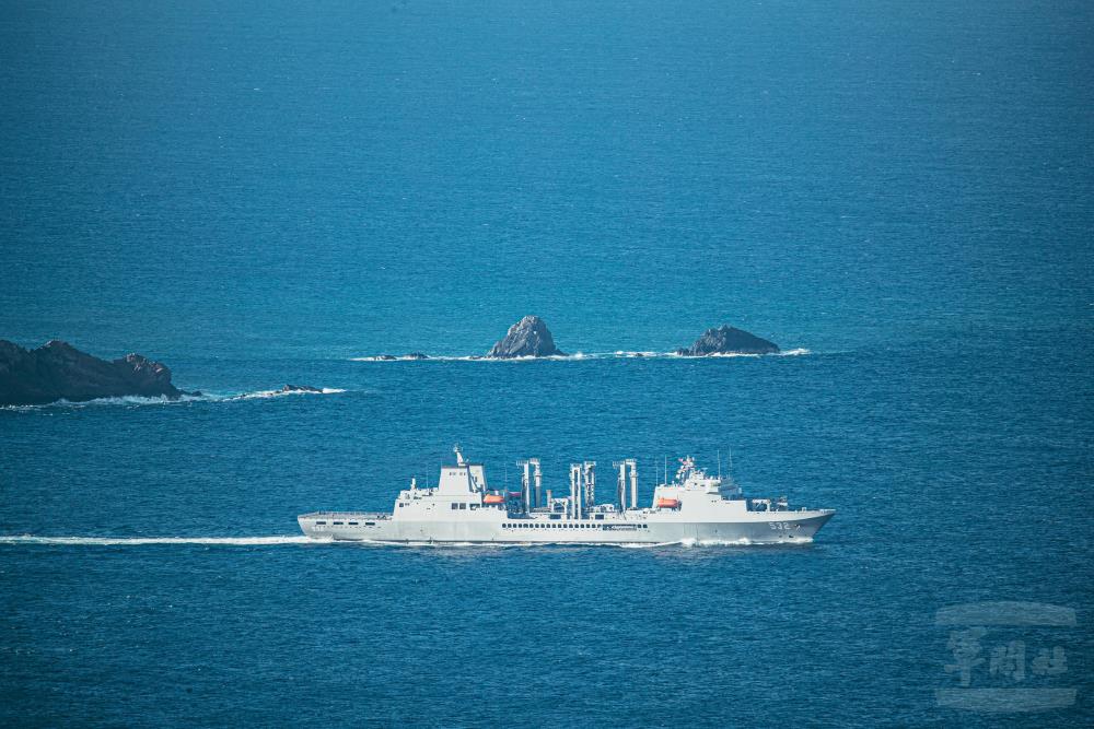 磐石軍艦出港後，往機動位置移動。（軍聞社記者陳軍均攝）