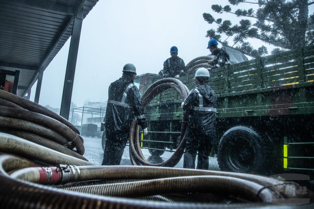 官兵秉持「救災視同作戰」的精神，待命隨時投入救災。（軍聞社記者王茗生攝）