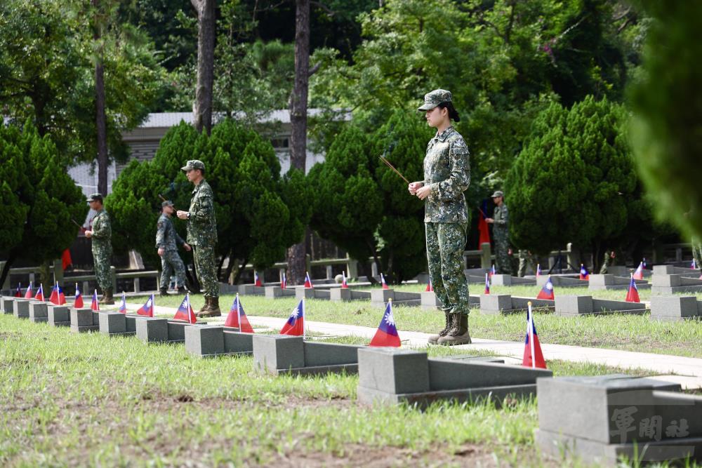 官兵追悼「八二三砲戰」英靈。（軍聞社記者周昇煒攝）