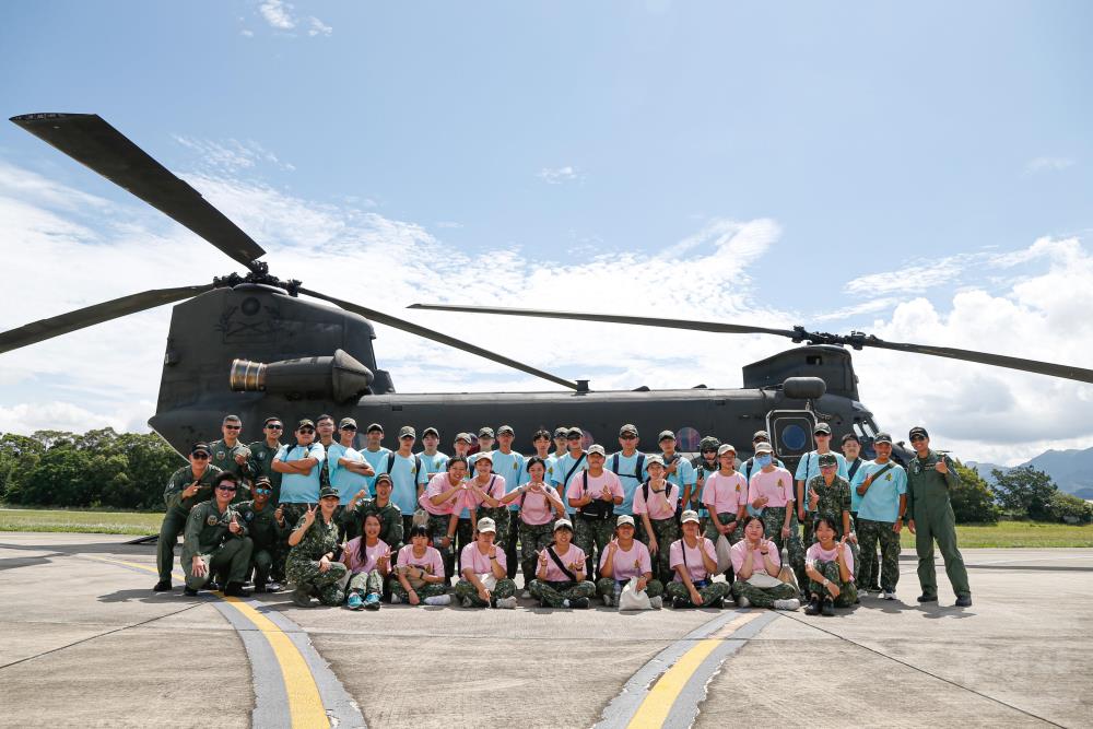 陸航特戰戰鬥營安排學員進行CH-47SD運輸直升機滑行試乘。（軍聞社記者卓以立攝）