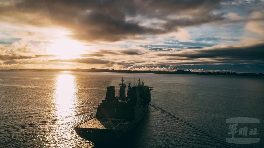 海軍敦睦支隊於清晨日出前抵達太平洋盟邦港外。（軍聞社記者吳柏融攝）