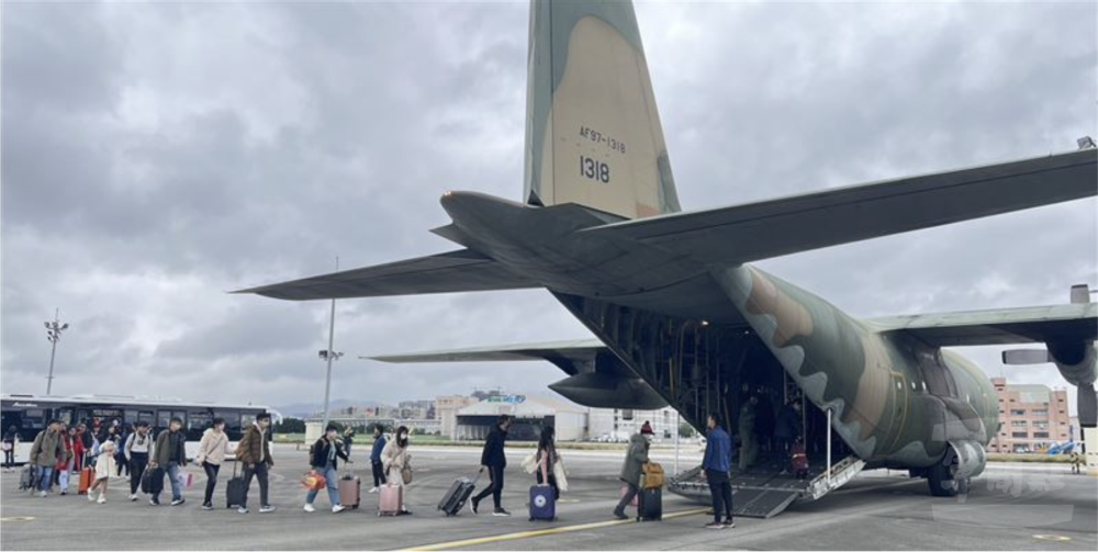 C-130運輸機協助春節疏運。（青年日報提供）
