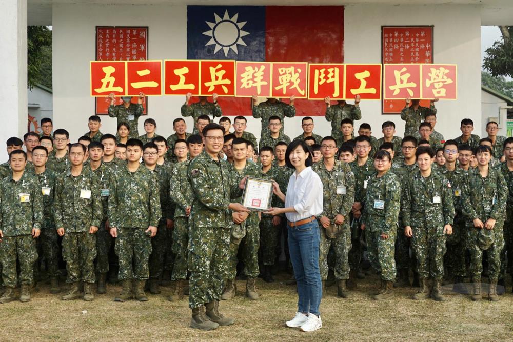 陸軍52工兵群邀請Dora媽咪蘇惠娟以「愛與勇氣，生命無懼」為題，鼓勵官兵建構樂觀進取的生命態度。（陸軍第十軍團提供）
