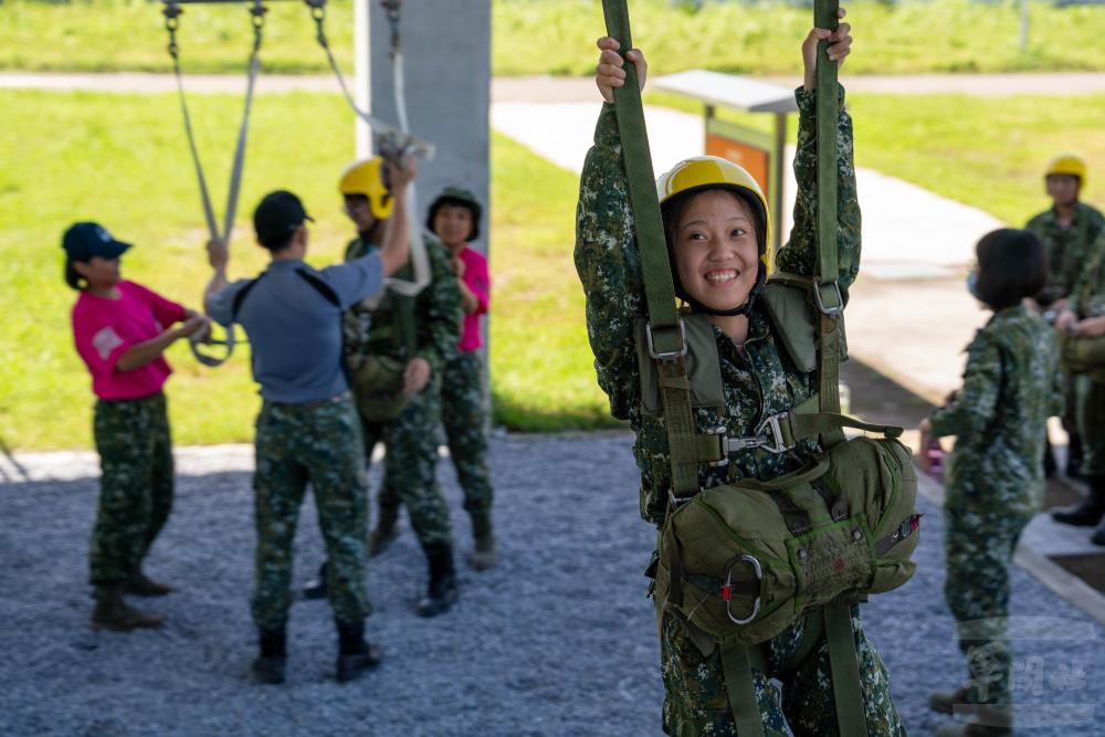 學員體驗擺動著陸訓練，模擬傘兵跳傘後的擺盪與分散著陸衝擊力。（軍聞社記者吳東昇攝）