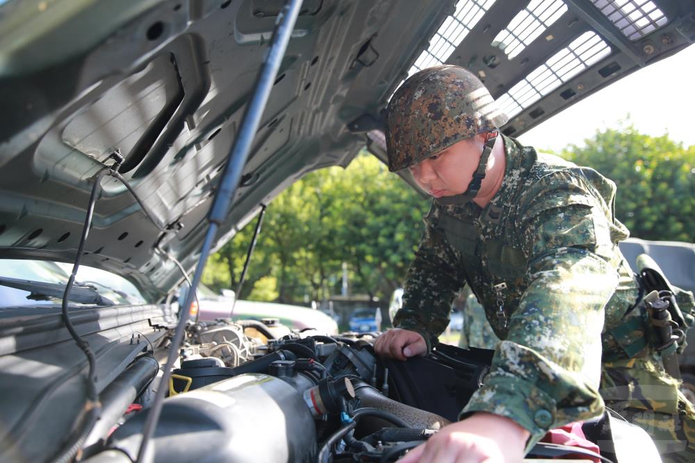 官兵於出發執行車輛檢查。（軍聞社記者李忠軒攝）