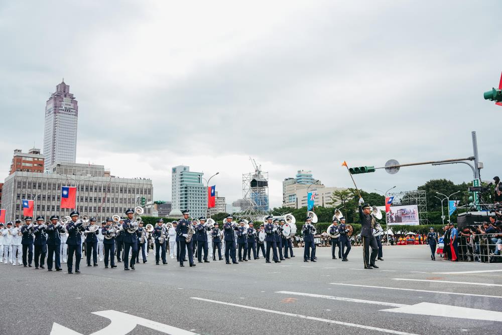 三軍樂隊於府前廣場操演，整齊劃一的隊形，展現平時訓練的成果。（軍聞社記者陳軍均攝）