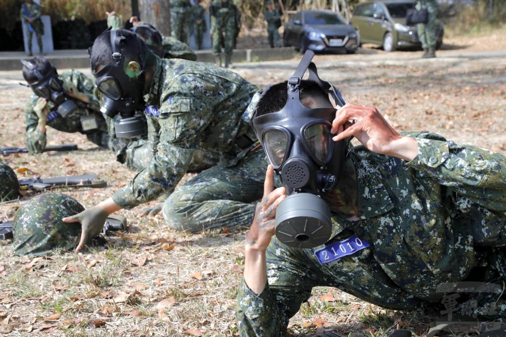 役男戴上防護面具通過毒氣區。（青年日報記者孫建屏攝）