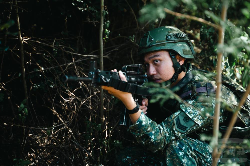 官兵進入陣地後，於原地實施警戒。（軍聞社記者林庭暉攝）