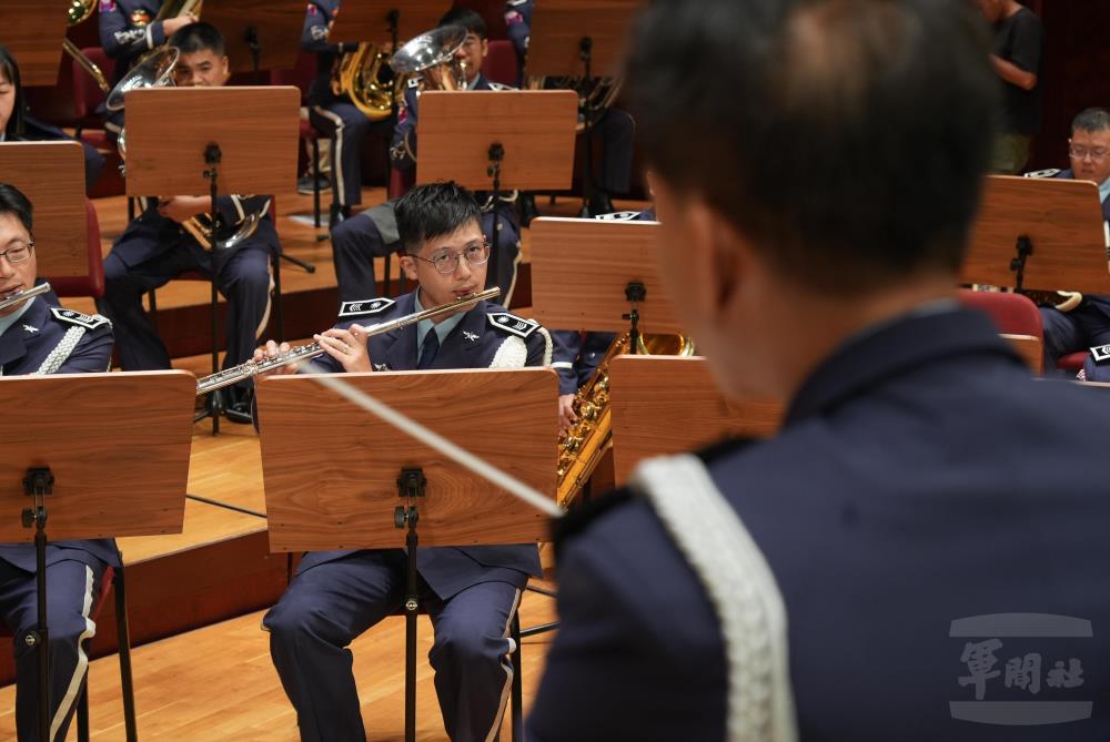 軍樂隊官兵以悠揚的樂聲，為觀眾帶來精彩的音樂饗宴。（軍聞社記者吳冠萱攝）