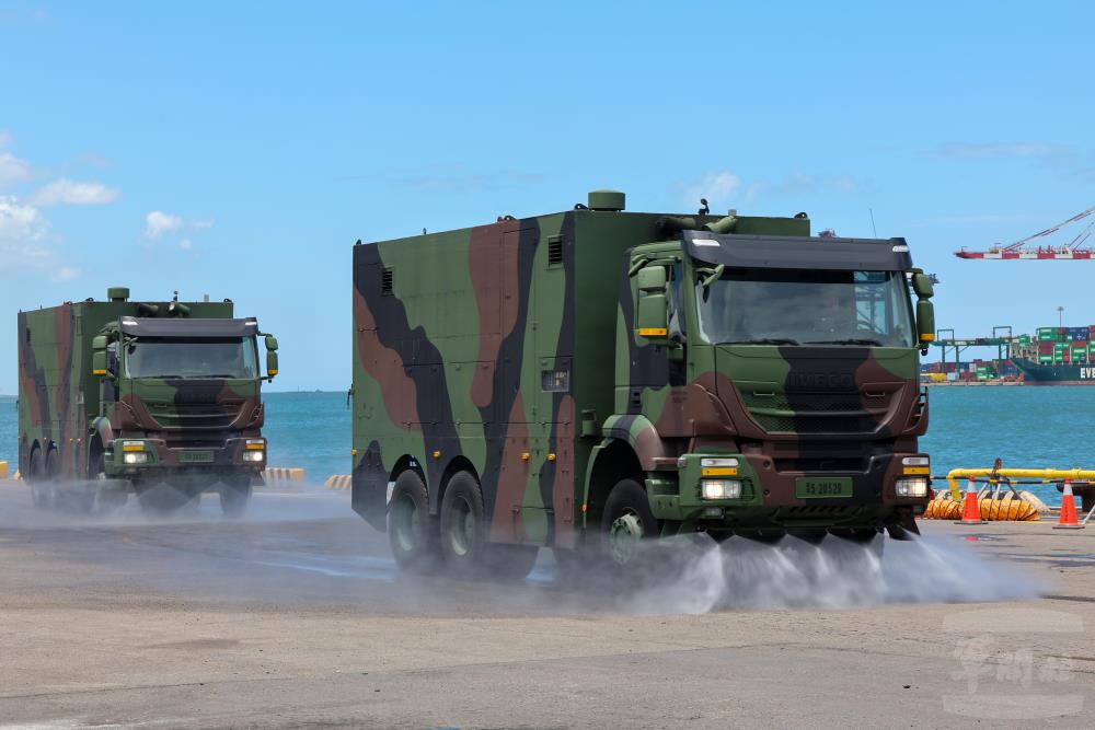 三三化兵群出動重型消毒車，協助區域消毒工作，避免疫情持續爆發。（軍聞社記者莊家宏攝）
