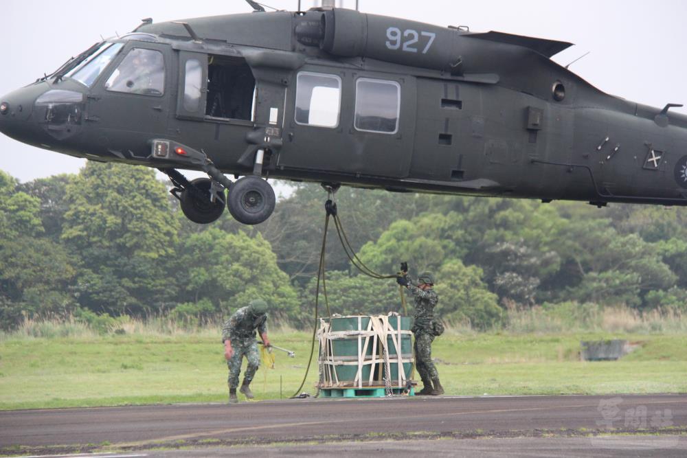 此次災防任務訓練，置重點於UH-60M直升機機腹吊掛。（陸航601旅提供）
