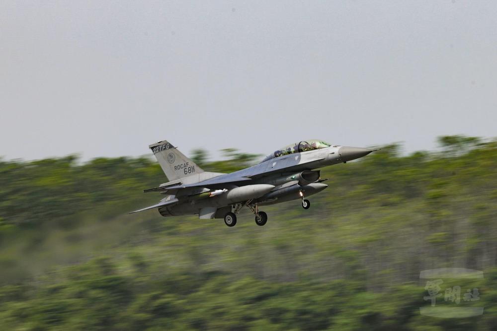 F-16V戰機升空執行實彈投擲訓練。（軍聞社記者黃劭恩攝）